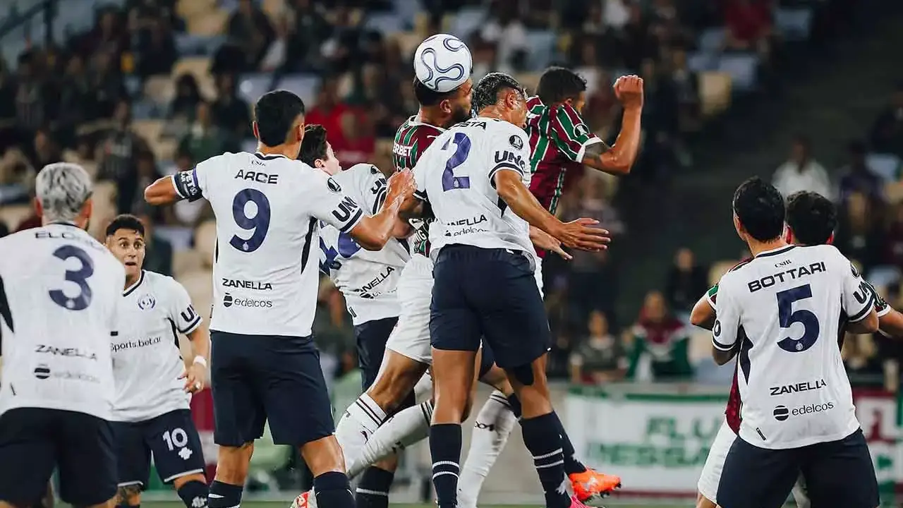 Jogadores de Fluminense e Independiente Rivadavia disputam partida pela Copa Libertadores Jogadores de Fluminense e Independiente Rivadavia disputam partida pela Copa Libertadores