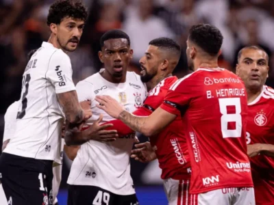 Imagem de uma disputa de bola entre os jogadores do Corinthians e do Internacional durante segundo jogo da Copa do Brasil pelas oitavas de final