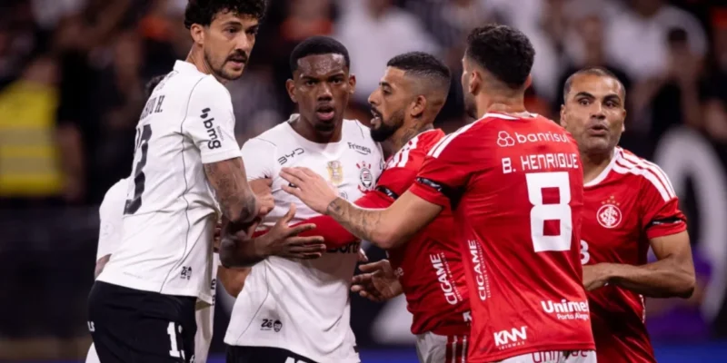 Imagem de uma disputa de bola entre os jogadores do Corinthians e do Internacional durante segundo jogo da Copa do Brasil pelas oitavas de final