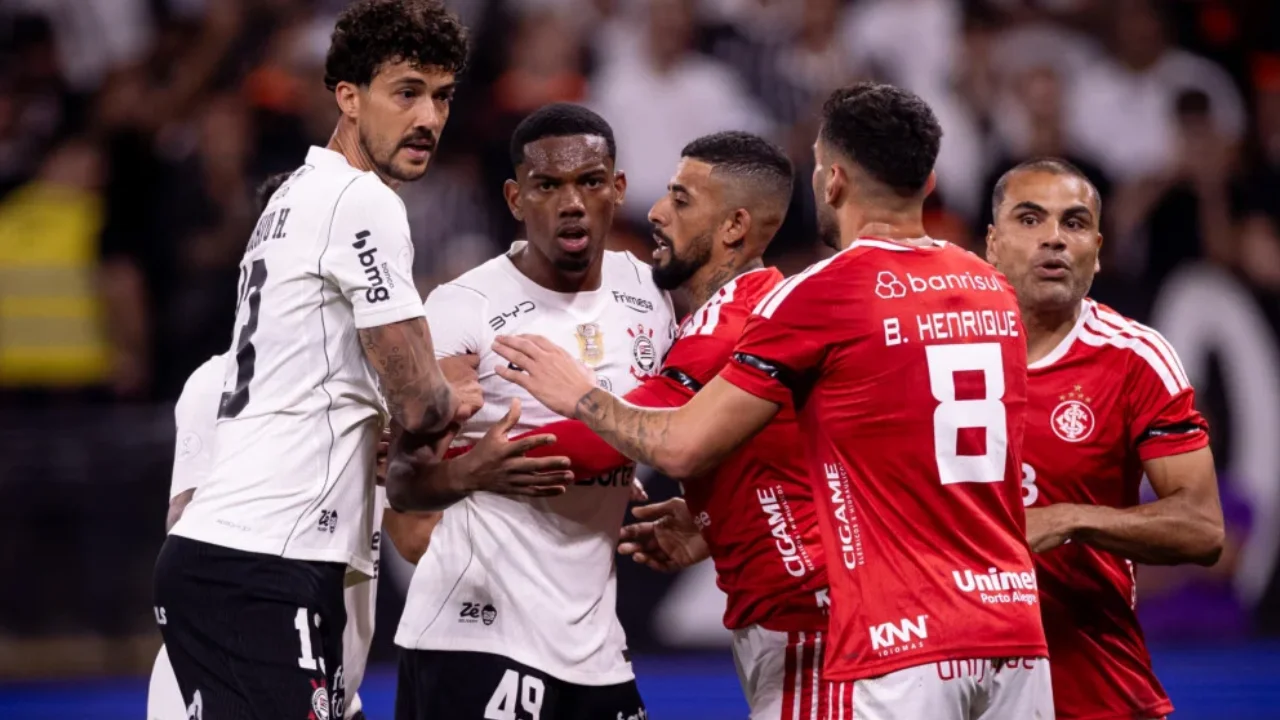 Imagem de uma disputa de bola entre os jogadores do Corinthians e do Internacional durante segundo jogo da Copa do Brasil pelas oitavas de final