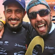 Lucas Chumbo e Pedro Scooby comemoram vitória no Itacoatiara Big Wave 2026, em Niterói
