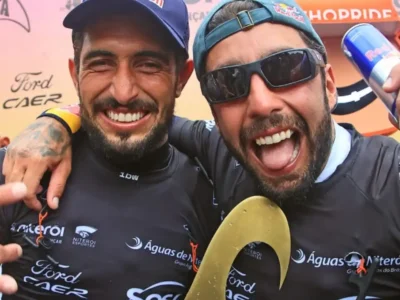 Lucas Chumbo e Pedro Scooby comemoram vitória no Itacoatiara Big Wave 2026, em Niterói