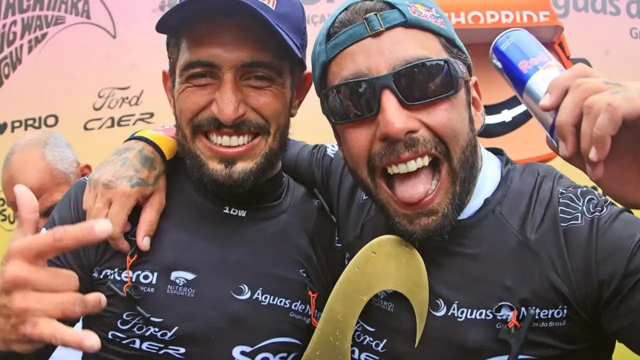 Lucas Chumbo e Pedro Scooby comemoram vitória no Itacoatiara Big Wave 2026, em Niterói Lucas Chumbo e Pedro Scooby comemoram vitória no Itacoatiara Big Wave 2026, em Niterói