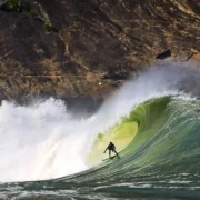 Surfista em onda grande durante competição de tow-in em Itacoatiara