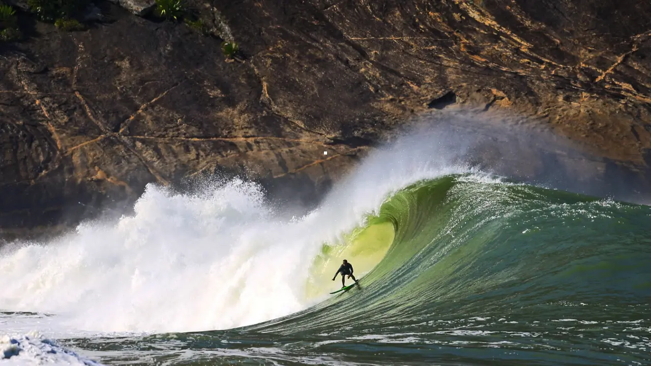 Surfista em onda grande durante competição de tow-in em Itacoatiara