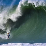 Surfista desliza diante de uma onda grande em imagem de divulgação do Itacoatiara Big Wave 2026