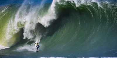Surfista desliza diante de uma onda grande em imagem de divulgação do Itacoatiara Big Wave 2026