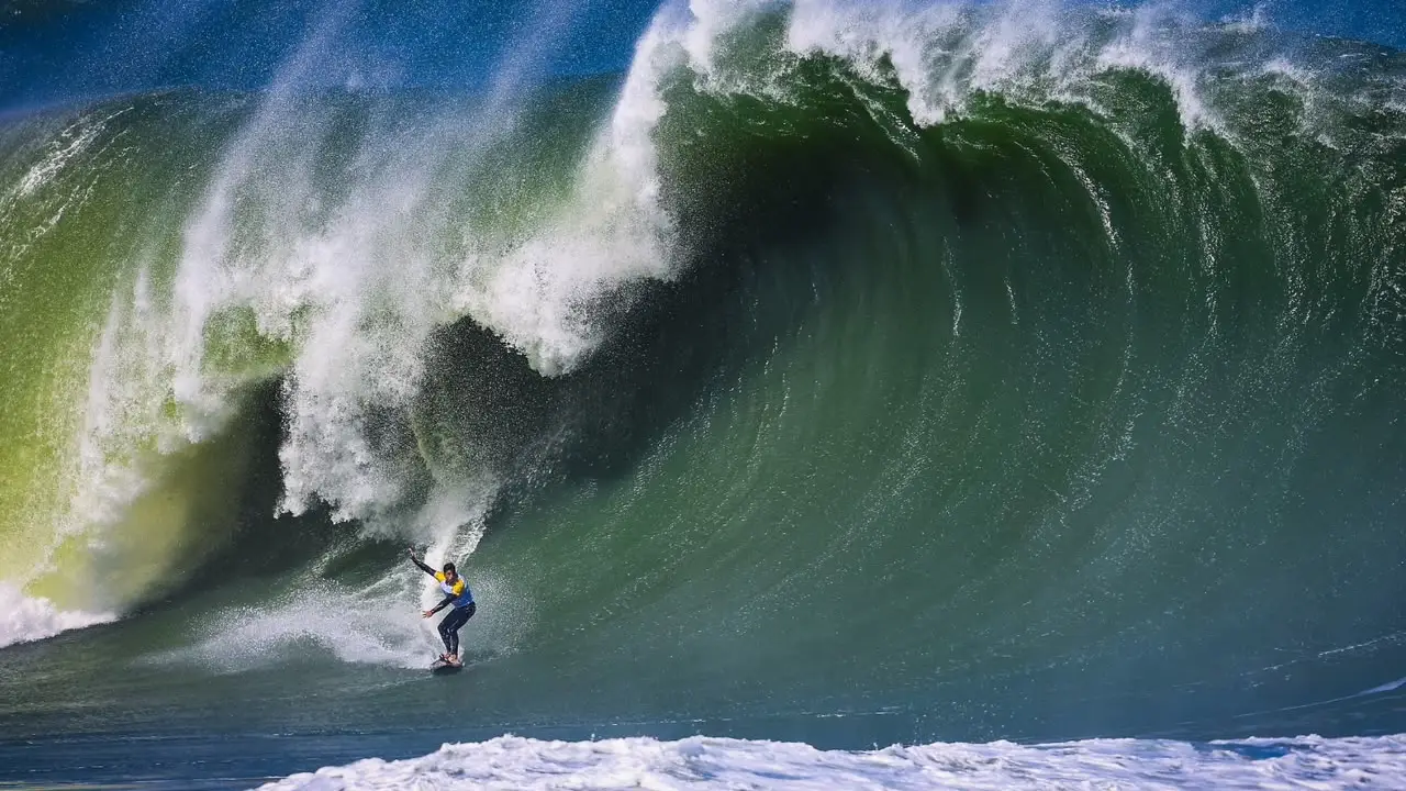 Surfista desliza diante de uma onda grande em imagem de divulgação do Itacoatiara Big Wave 2026