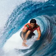 Italo Ferreira surfa nas ondas de Teahupo’o, no Taiti. O brasileiro avançou às oitavas de final e voltou ao topo do ranking masculino da World Surf League durante a sétima etapa da temporada de 2026