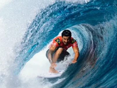 Italo Ferreira surfa nas ondas de Teahupo’o, no Taiti. O brasileiro avançou às oitavas de final e voltou ao topo do ranking masculino da World Surf League durante a sétima etapa da temporada de 2026