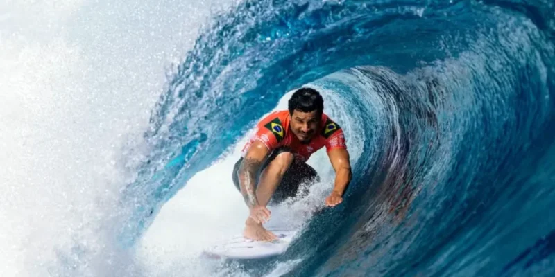 Italo Ferreira surfa nas ondas de Teahupo’o, no Taiti. O brasileiro avançou às oitavas de final e voltou ao topo do ranking masculino da World Surf League durante a sétima etapa da temporada de 2026