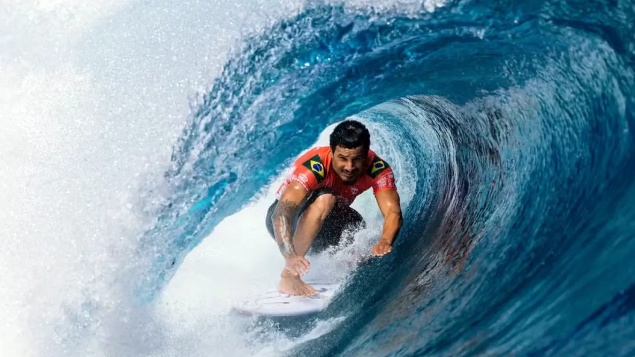 Italo Ferreira surfa nas ondas de Teahupo’o, no Taiti. O brasileiro avançou às oitavas de final e voltou ao topo do ranking masculino da World Surf League durante a sétima etapa da temporada de 2026 Italo Ferreira surfa nas ondas de Teahupo’o, no Taiti. O brasileiro avançou às oitavas de final e voltou ao topo do ranking masculino da World Surf League durante a sétima etapa da temporada de 2026