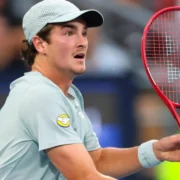 João Fonseca durante partida de tênis. O brasileiro de 19 anos chegou às oitavas de final do Masters 1000 de Montreal após vitórias sobre Stefanos Tsitsipas e Casper Ruud, mas acabou eliminado pelo atual campeão Ben Shelton