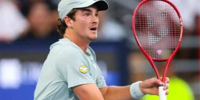 João Fonseca durante partida de tênis. O brasileiro de 19 anos chegou às oitavas de final do Masters 1000 de Montreal após vitórias sobre Stefanos Tsitsipas e Casper Ruud, mas acabou eliminado pelo atual campeão Ben Shelton