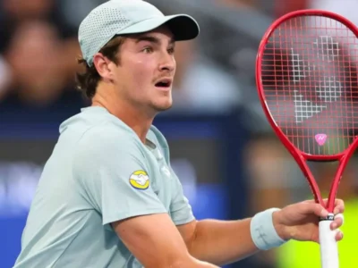 João Fonseca durante partida de tênis. O brasileiro de 19 anos chegou às oitavas de final do Masters 1000 de Montreal após vitórias sobre Stefanos Tsitsipas e Casper Ruud, mas acabou eliminado pelo atual campeão Ben Shelton