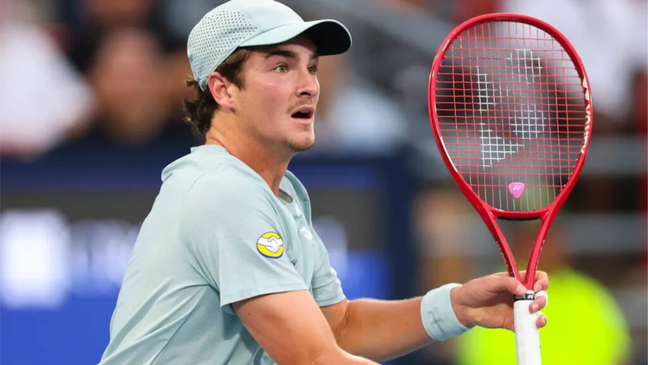 João Fonseca durante partida de tênis. O brasileiro de 19 anos chegou às oitavas de final do Masters 1000 de Montreal após vitórias sobre Stefanos Tsitsipas e Casper Ruud, mas acabou eliminado pelo atual campeão Ben Shelton João Fonseca durante partida de tênis. O brasileiro de 19 anos chegou às oitavas de final do Masters 1000 de Montreal após vitórias sobre Stefanos Tsitsipas e Casper Ruud, mas acabou eliminado pelo atual campeão Ben Shelton