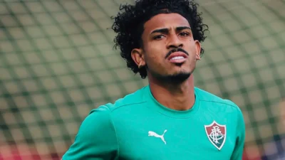 John Kennedy, atacante do Fluminense, durante partida antes da cirurgia no joelho direito