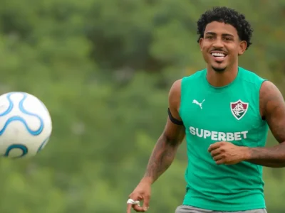 John Kennedy durante partida pelo Fluminense antes da lesão no joelho