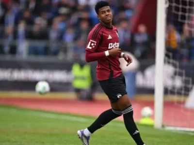 John Mercado em campo pelo Sparta Praga durante partida da equipe tcheca