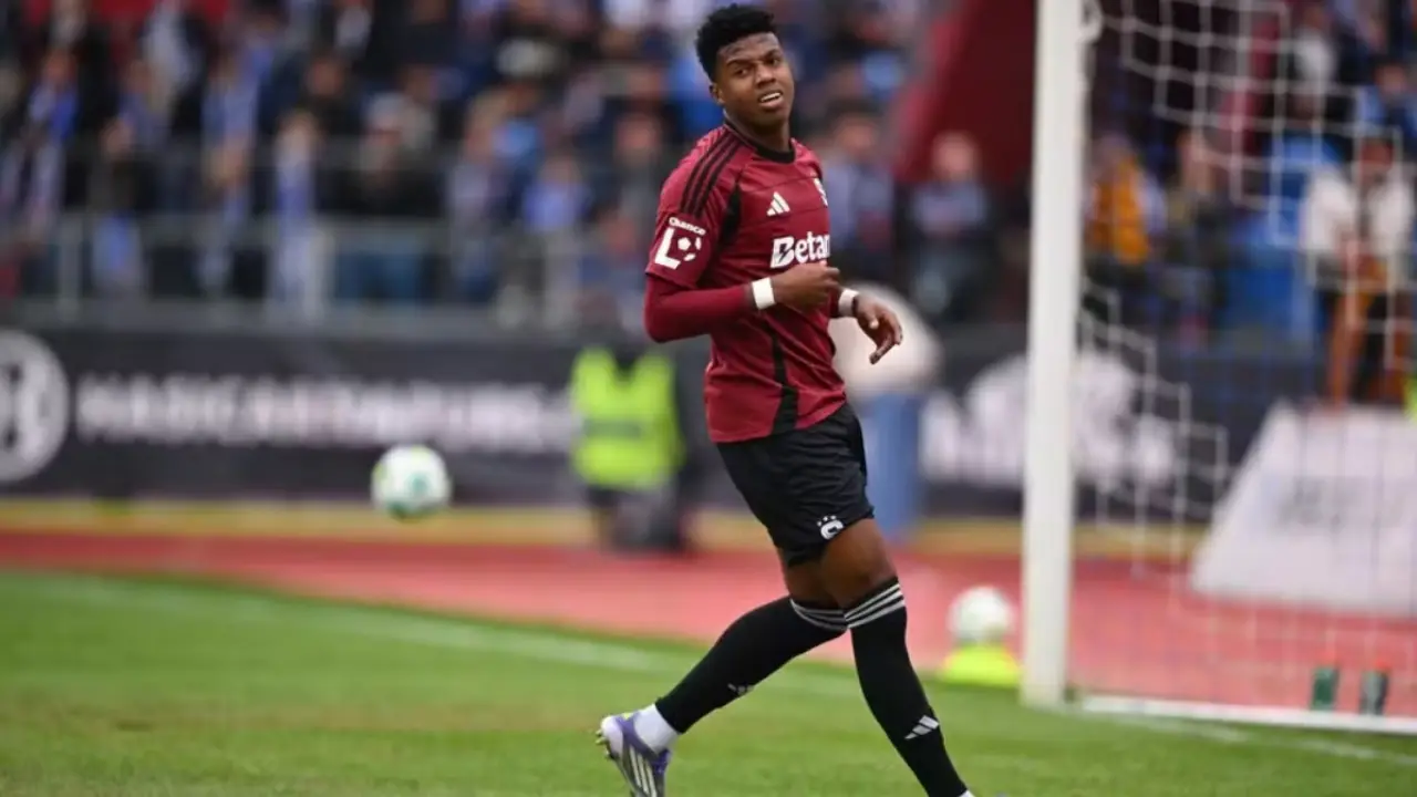 John Mercado em campo pelo Sparta Praga durante partida da equipe tcheca