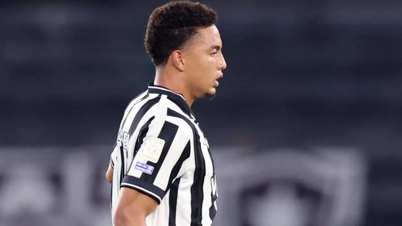 Jordan Barrera durante partida do Botafogo antes de sofrer lesão no tornozelo