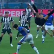 Kaio Jorge em ação pelo Cruzeiro durante clássico contra o Atlético-MG
