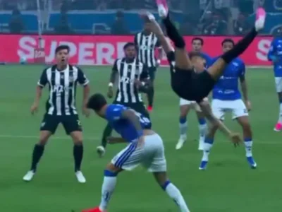 Kaio Jorge em ação pelo Cruzeiro durante clássico contra o Atlético-MG