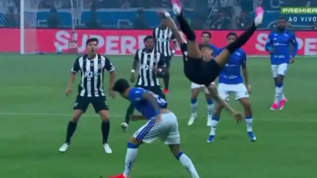 Kaio Jorge em ação pelo Cruzeiro durante clássico contra o Atlético-MG