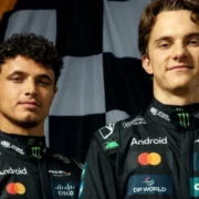 Imagem dos companheiros de equipe da McLaren Lando Norris e Oscar Piastri