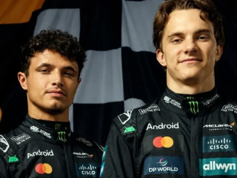 Imagem dos companheiros de equipe da McLaren Lando Norris e Oscar Piastri