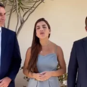 Imagem de um vídeo publicado no Instagram de Lais Jordy, na esquerda da imagem está Flávio Bolsonaro, no meio está Lais Jordy e a direita está seu marido, Carlos Jordy
