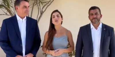 Imagem de um vídeo publicado no Instagram de Lais Jordy, na esquerda da imagem está Flávio Bolsonaro, no meio está Lais Jordy e a direita está seu marido, Carlos Jordy