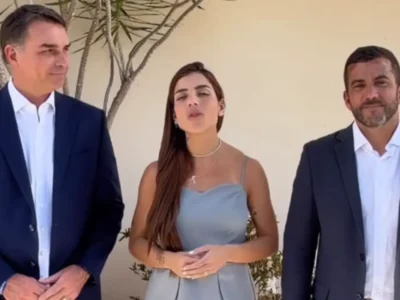 Imagem de um vídeo publicado no Instagram de Lais Jordy, na esquerda da imagem está Flávio Bolsonaro, no meio está Lais Jordy e a direita está seu marido, Carlos Jordy