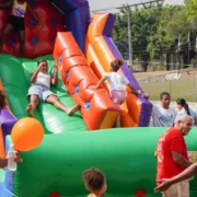 Crianças brincam em atividade gratuita de lazer infantil em São Gonçalo com brinquedos infláveis