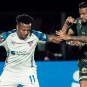 Jogadores de Mirassol e LDU disputam partida pelas oitavas de final da Copa Libertadores