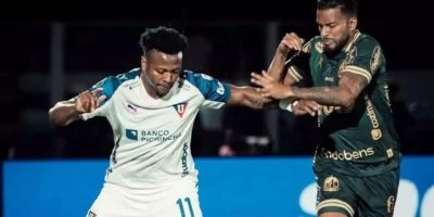 Jogadores de Mirassol e LDU disputam partida pelas oitavas de final da Copa Libertadores