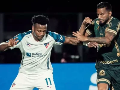 Jogadores de Mirassol e LDU disputam partida pelas oitavas de final da Copa Libertadores