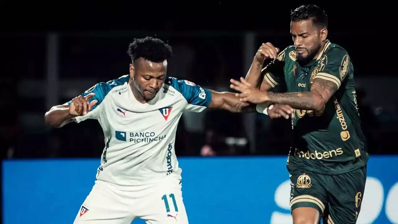 Jogadores de Mirassol e LDU disputam partida pelas oitavas de final da Copa Libertadores