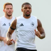 Leandrinho, lateral-esquerdo formado pelo Vasco, durante atividades do Sharjah FC. O brasileiro inicia sua primeira temporada completa pelo clube dos Emirados Árabes Unidos