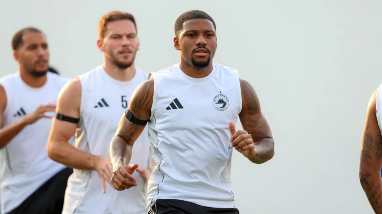 Leandrinho, lateral-esquerdo formado pelo Vasco, durante atividades do Sharjah FC. O brasileiro inicia sua primeira temporada completa pelo clube dos Emirados Árabes Unidos