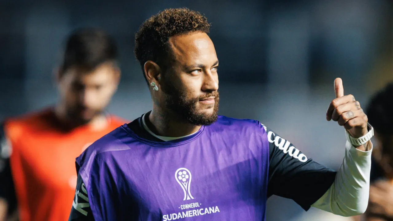 Neymar participa do leilão beneficente de seu instituto em São Paulo na véspera da decisão do Santos contra o Remo Neymar participa do leilão beneficente de seu instituto em São Paulo na véspera da decisão do Santos contra o Remo