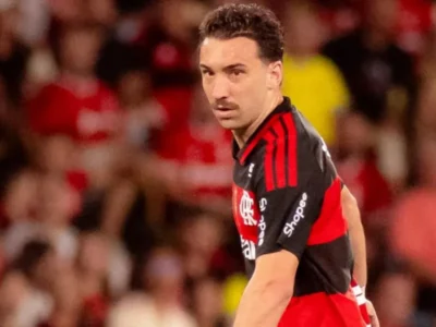 Léo Ortiz em campo pelo Flamengo no Maracanã. Recuperado de uma lesão muscular na coxa direita, o zagueiro voltou ao time titular na vitória sobre o Vitória e agora se prepara para enfrentar o Cruzeiro pelas oitavas de final da Libertadores