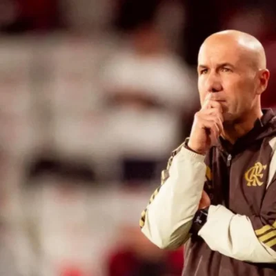 Jogadores do Flamengo que atuam nas laterais durante a temporada de 2026. Leonardo Jardim alterna Varela e Emerson Royal na direita e administra as opções na esquerda diante dos problemas físicos de Alex Sandro