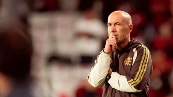 Jogadores do Flamengo que atuam nas laterais durante a temporada de 2026. Leonardo Jardim alterna Varela e Emerson Royal na direita e administra as opções na esquerda diante dos problemas físicos de Alex Sandro