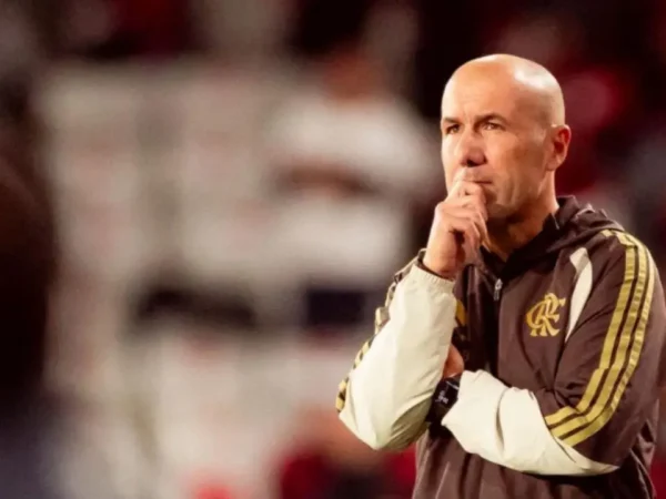 Jogadores do Flamengo que atuam nas laterais durante a temporada de 2026. Leonardo Jardim alterna Varela e Emerson Royal na direita e administra as opções na esquerda diante dos problemas físicos de Alex Sandro