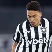 Jordan Barrera em ação com a camisa do Botafogo durante uma partida. O meia-atacante colombiano, de 20 anos, sofreu uma lesão no pé esquerdo durante o empate com o Fluminense no Estádio Nilton Santos e deixou o campo com fortes dores
