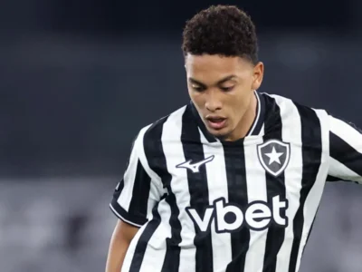 Jordan Barrera em ação com a camisa do Botafogo durante uma partida. O meia-atacante colombiano, de 20 anos, sofreu uma lesão no pé esquerdo durante o empate com o Fluminense no Estádio Nilton Santos e deixou o campo com fortes dores