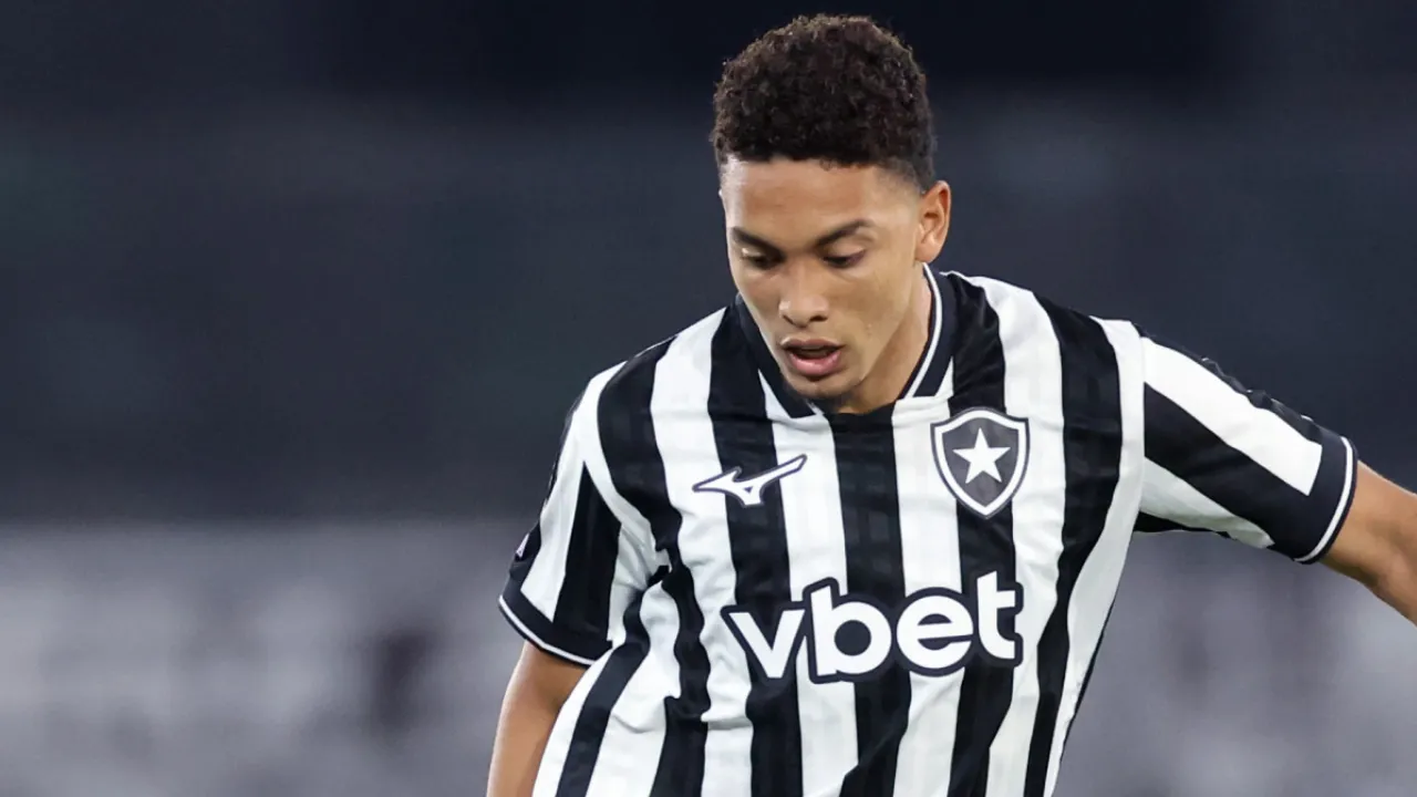 Jordan Barrera em ação com a camisa do Botafogo durante uma partida. O meia-atacante colombiano, de 20 anos, sofreu uma lesão no pé esquerdo durante o empate com o Fluminense no Estádio Nilton Santos e deixou o campo com fortes dores