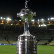 Imagem do troféu da Copa Libertadores. A competição prossegue nesta quarta-feira com três jogos de ida pelas oitavas de final, incluindo Palmeiras x Cerro Porteño e o confronto brasileiro entre Cruzeiro e Flamengo