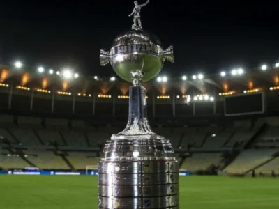 Imagem do troféu da Copa Libertadores. A competição prossegue nesta quarta-feira com três jogos de ida pelas oitavas de final, incluindo Palmeiras x Cerro Porteño e o confronto brasileiro entre Cruzeiro e Flamengo
